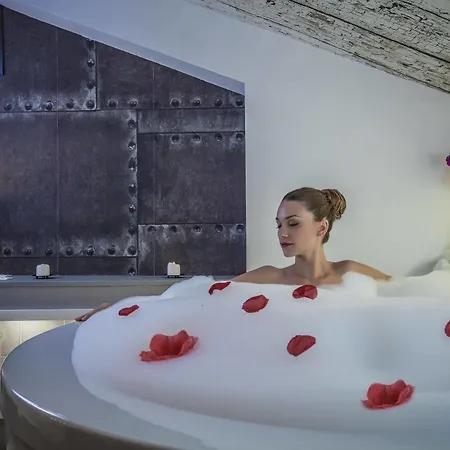 Emphasis & Bed & Breakfast 2*